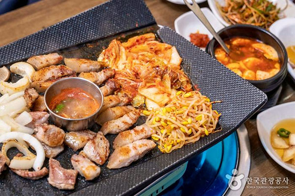 Cheongju Food Tour: Market & Samgyeopsal